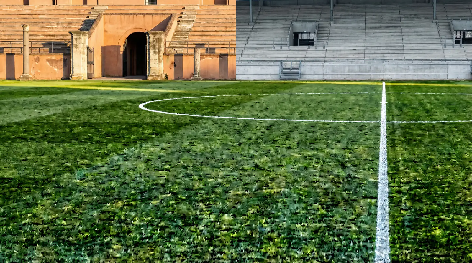 Campo de fútbol dividido en dos mitades con césped de distinto tono representando dos ligas europeas
