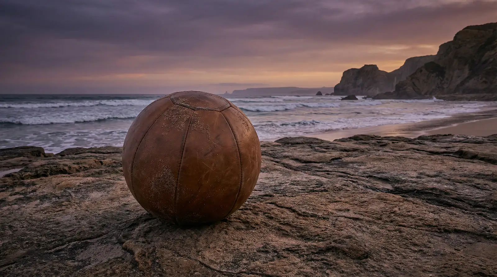 Jugador de fútbol en acción con dos caminos posibles señalados sobre un campo de césped verde